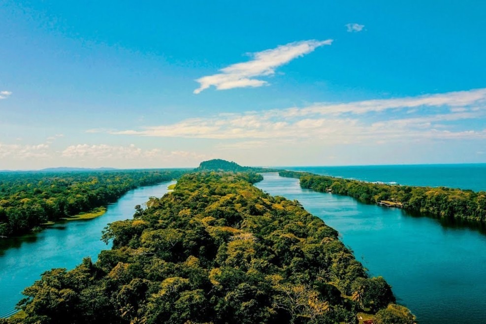 Discover Tortuguero Park's natural wonders on your Costa Rican family adventure!